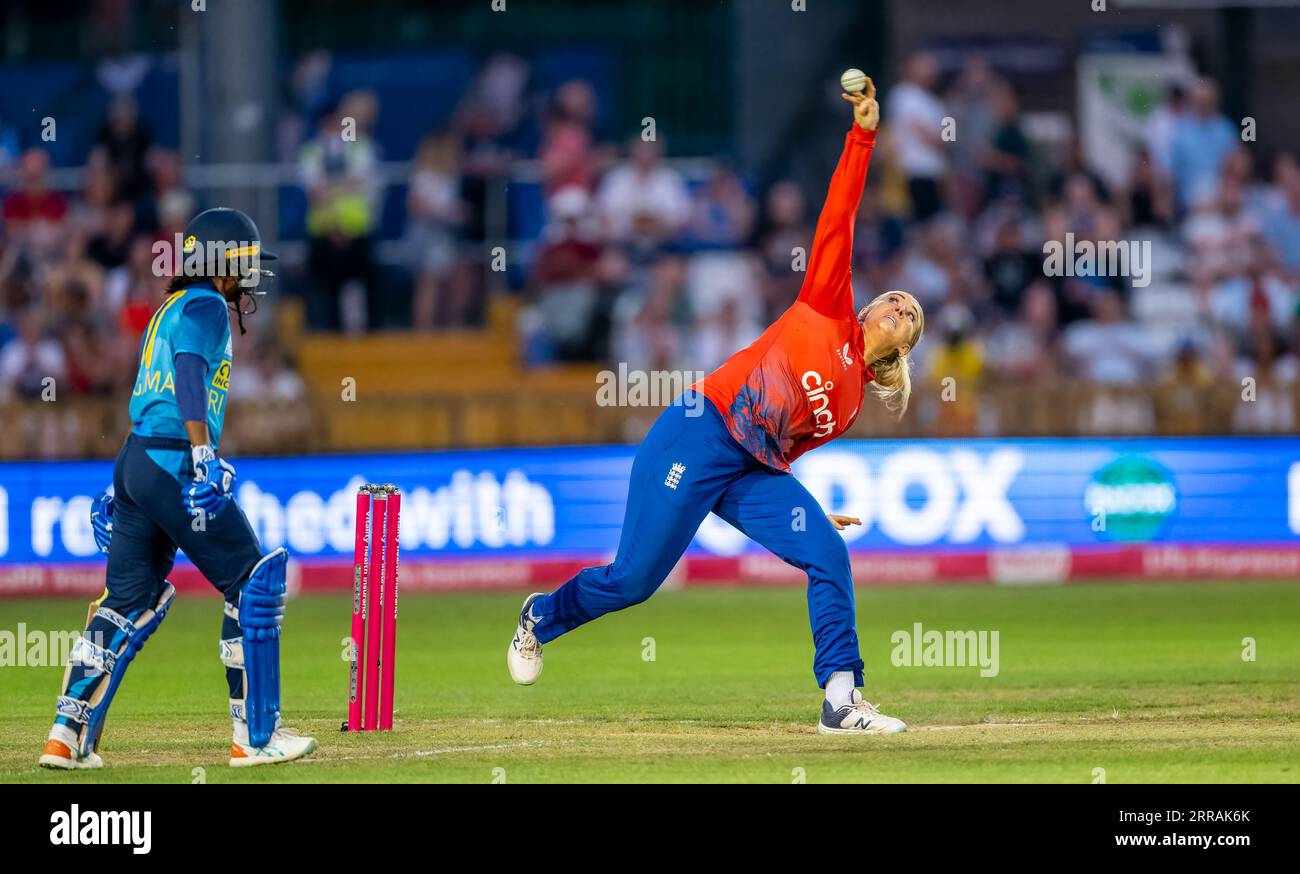 Sarah Glenn bowling per l'Inghilterra nella terza Vitality IT20 tra Inghilterra e Sri Lanka Foto Stock