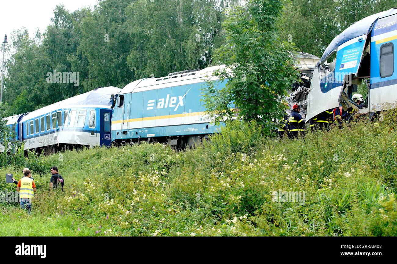 210805 -- PRAGA, 5 agosto 2021 -- foto scattata il 4 agosto 2021 mostra la scena di un incidente ferroviario vicino al villaggio di Milavce, Repubblica Ceca. Due treni si sono scontrati nella Repubblica Ceca sud-occidentale mercoledì, uccidendo almeno tre persone e ferendo dozzine di passeggeri, tra cui diversi in condizioni critiche, hanno riferito i media locali. Foto di /Xinhua REPUBBLICA CECA-TRAIN-CRASH DanaxKesnerova PUBLICATIONxNOTxINxCHN Foto Stock