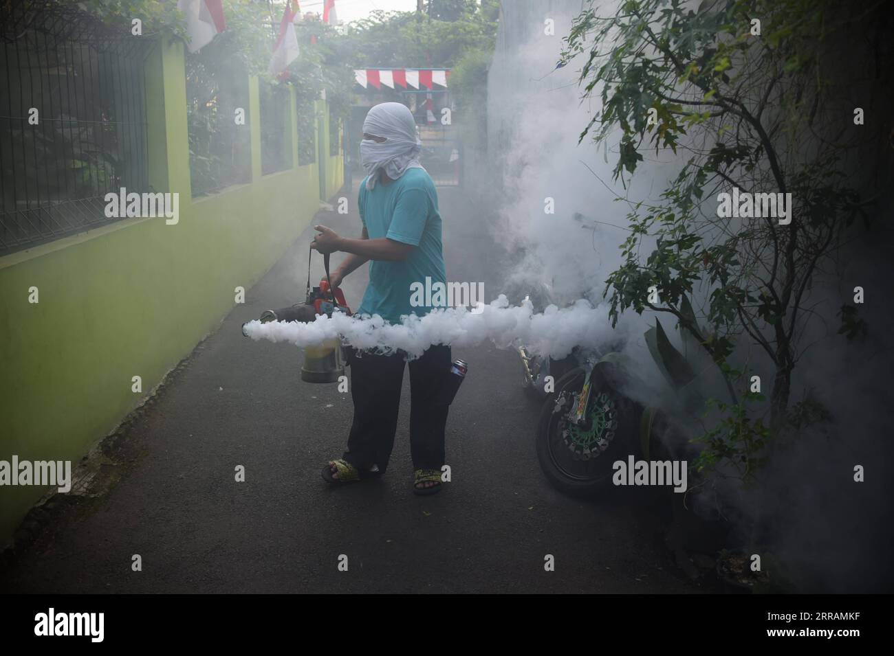 News Bilder des Tages 210808 -- GIACARTA, 8 agosto 2021 -- Un lavoratore spruzza la nebbia anti-zanzara per prevenire la dengue in un quartiere a Giacarta, Indonesia, 8 agosto 2021. INDONESIA-GIACARTA-PREVENZIONE DELLA DENGUE Zulkarnain PUBLICATIONxNOTxINxCHN Foto Stock