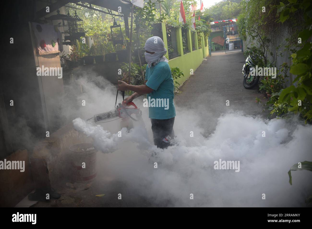 210808 -- GIACARTA, 8 agosto 2021 -- Un lavoratore spruzza la nebbia anti-zanzara per prevenire la dengue in un quartiere a Giacarta, Indonesia, 8 agosto 2021. INDONESIA-GIACARTA-PREVENZIONE DELLA DENGUE Zulkarnain PUBLICATIONxNOTxINxCHN Foto Stock