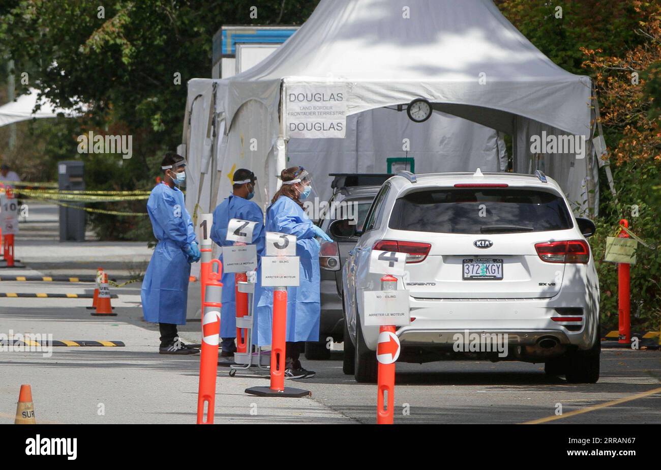 210809 -- SURREY CANADA, 9 agosto 2021 -- veicoli provenienti dagli Stati Uniti sono fermati per test casuali COVID-19 al Peace Arch Border crossing nel Surrey, British Columbia, Canada, il 9 agosto 2021. Il Canada ha iniziato unilateralmente a consentire l'ingresso da parte di cittadini statunitensi completamente vaccinati e residenti permanenti lunedì dopo che i due paesi hanno accettato di chiudere il confine ai viaggi non essenziali a causa della pandemia di COVID-19 17 mesi fa. Foto di /Xinhua CANADA-BRITISH COLUMBIA-COVID-19-U.S. BORDER-REOPEN LiangxSen PUBLICATIONxNOTxINxCHN Foto Stock