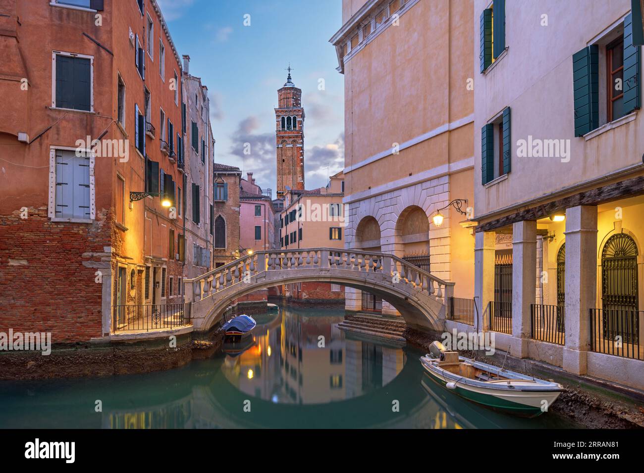 Venezia, canali e ponti al crepuscolo. Foto Stock