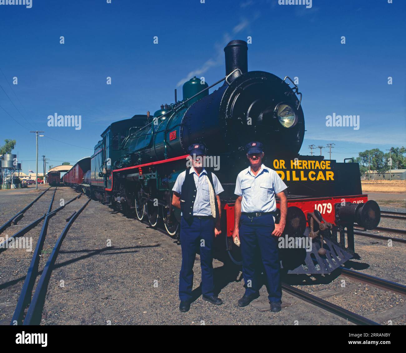Australia. Queensland. Winton. Ferrovie. Due uomini in piedi accanto al motore Heritage di Classe B. Foto Stock