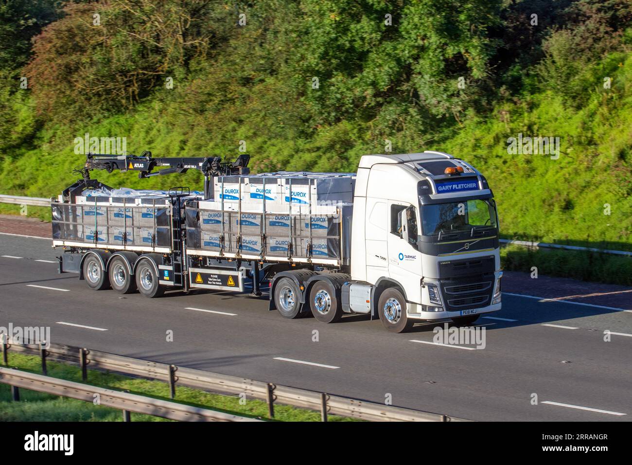 Gary Fletcher Transport Limited, che trasporta fondamenta in calcestruzzo cellulare DurOx per l'uso al di sotto del DPC per sostituire le tradizionali pareti riempite di cavità. Autocarro con pianale Volvo FH che viaggia sull'autostrada M6, Regno Unito Foto Stock