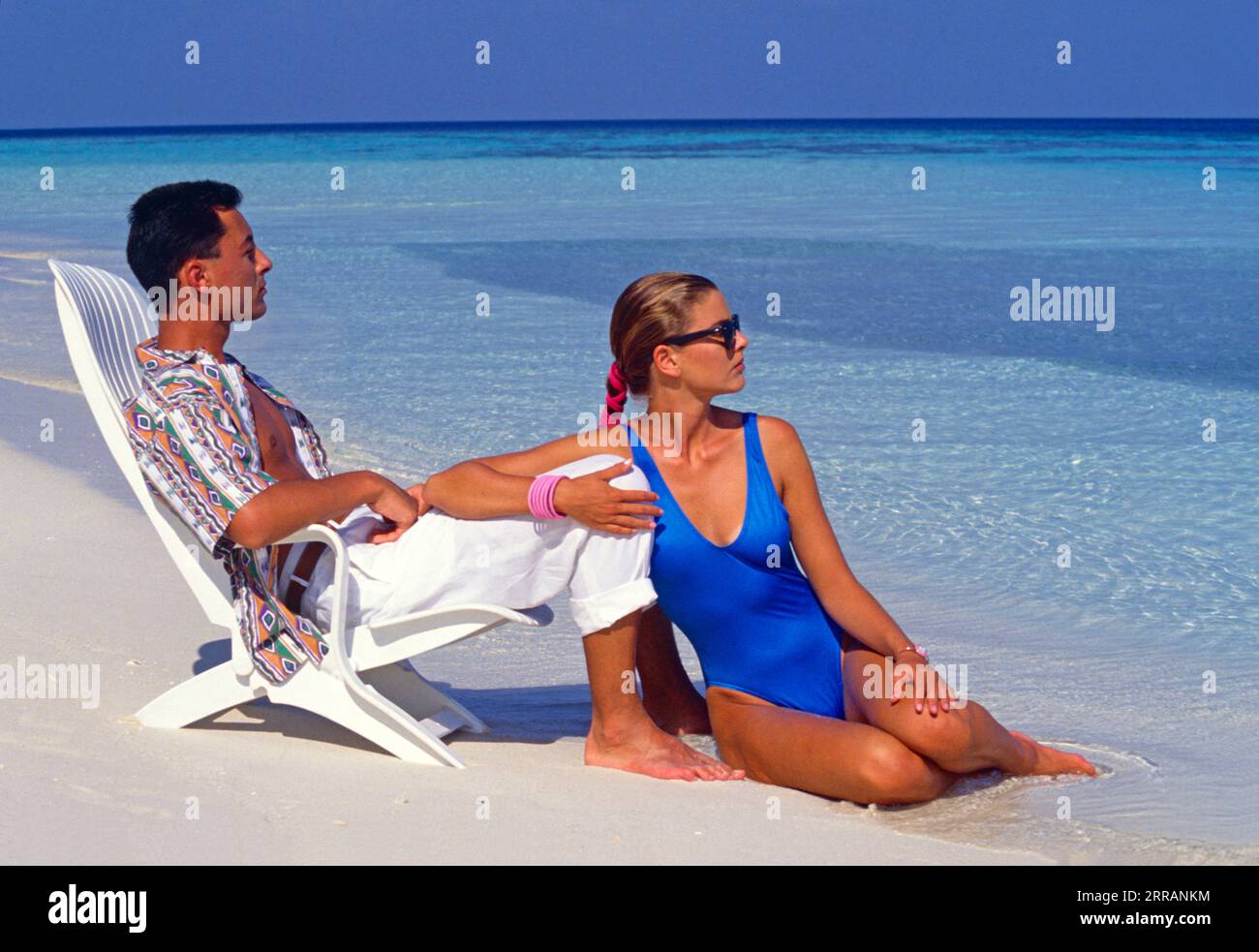 Maldive. Coppia giovane. Uomo e donna in spiaggia. Foto Stock