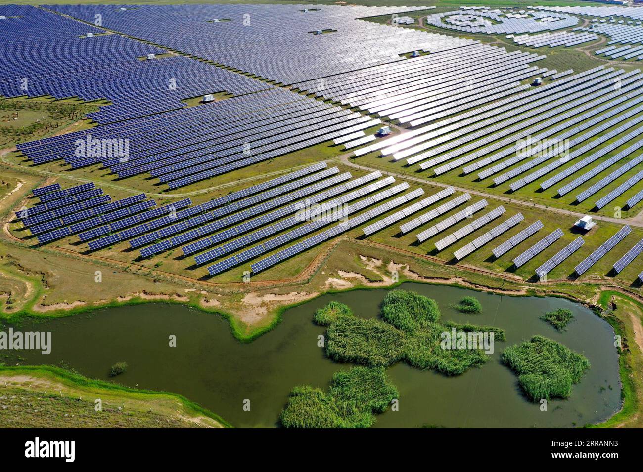 210811 -- DATONG, 11 agosto 2021 -- foto aerea scattata il 4 agosto 2021 mostra una centrale fotovoltaica nel villaggio di Tujing, distretto di Yunzhou della città di Datong, provincia dello Shanxi della Cina settentrionale. La centrale fotovoltaica, costruita su 1.851 mu 123,4 ettari di terreno salino-alcalino, genera oltre 80 milioni di KWH di potenza all'anno. CHINA-SHANXI-DATONG-CENTRALE FOTOVOLTAICA CN CAOXYANG PUBLICATIONXNOTXINXCHN Foto Stock