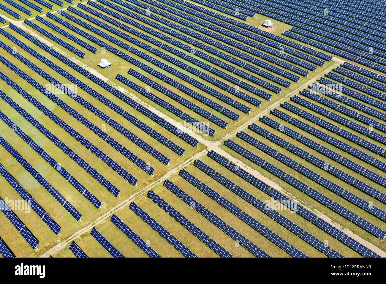 210811 -- DATONG, 11 agosto 2021 -- foto aerea scattata il 4 agosto 2021 mostra una centrale fotovoltaica nel villaggio di Tujing, distretto di Yunzhou della città di Datong, provincia dello Shanxi della Cina settentrionale. La centrale fotovoltaica, costruita su 1.851 mu 123,4 ettari di terreno salino-alcalino, genera oltre 80 milioni di KWH di potenza all'anno. CHINA-SHANXI-DATONG-CENTRALE FOTOVOLTAICA CN CAOXYANG PUBLICATIONXNOTXINXCHN Foto Stock