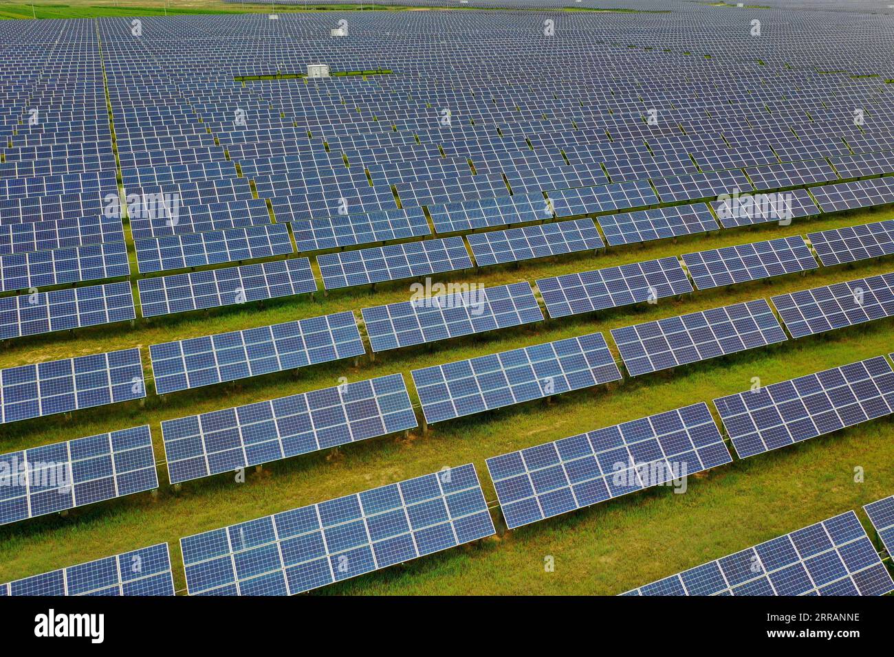 210811 -- DATONG, 11 agosto 2021 -- foto aerea scattata il 3 agosto 2021 mostra una centrale fotovoltaica nel villaggio di Tujing, distretto di Yunzhou della città di Datong, provincia dello Shanxi della Cina settentrionale. La centrale fotovoltaica, costruita su 1.851 mu 123,4 ettari di terreno salino-alcalino, genera oltre 80 milioni di KWH di potenza all'anno. CHINA-SHANXI-DATONG-CENTRALE FOTOVOLTAICA CN CAOXYANG PUBLICATIONXNOTXINXCHN Foto Stock