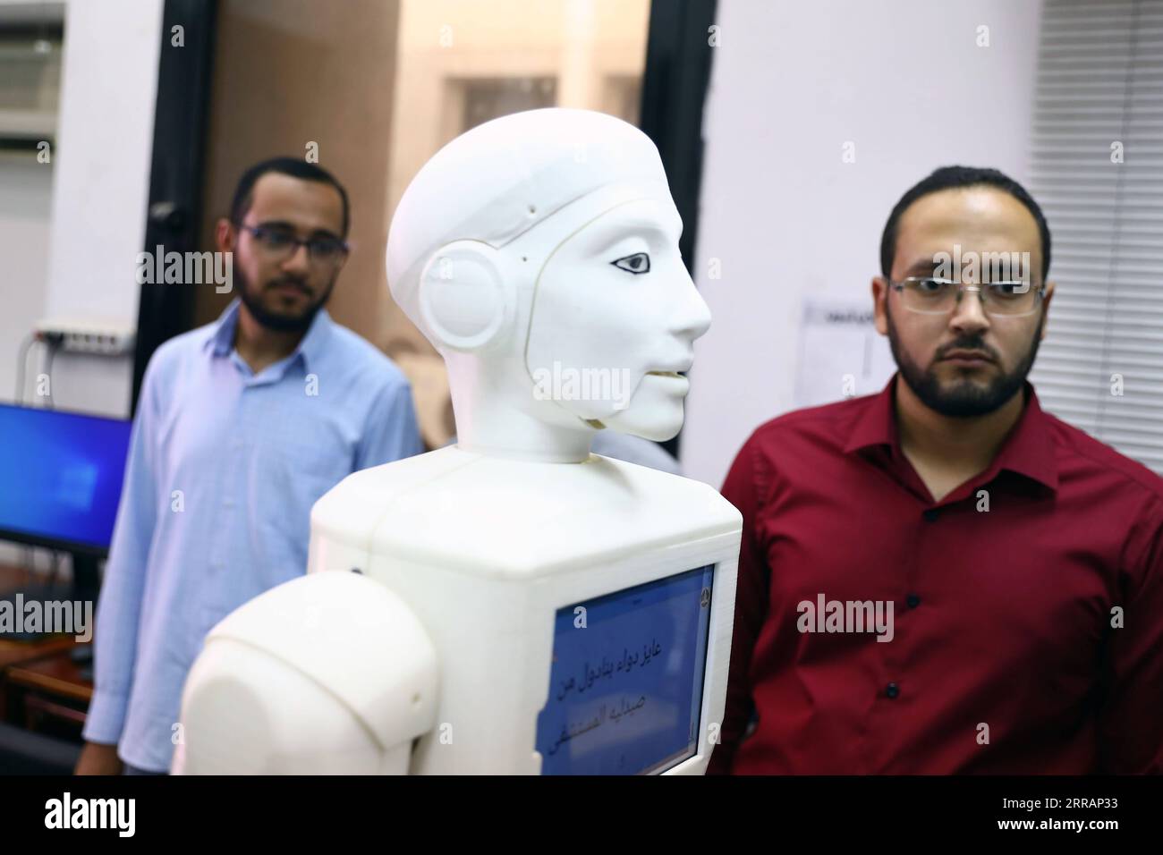 210811 -- CAIRO, 11 agosto 2021 -- l'infermiera robotica Shams è stata vista alla Ain Shams University di Cairo, Egitto, l'11 agosto 2021. L'androide è stata l'ultima invenzione di alcuni studenti e membri della facoltà dell'Università Ain Shams dell'Egitto, che speravano che il robot, dotato di software specializzati e kit medici, potesse aiutare gli operatori sanitari e i pazienti durante la pandemia di COVID-19. PER ANDARE CON la caratteristica: Gli studenti universitari egiziani creano infermiere robot per aiutare le squadre mediche durante le pandemie EGITTO-CAIRO-ROBOT INFERMIERA AhmedxGomaa PUBLICATIONxNOTxINxCHN Foto Stock