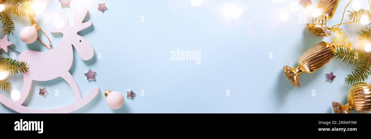 Banner natalizio o biglietti di auguri. Cornice natalizia o sfondo di contorno con scintillanti luci della ghirlanda, regali di Natale e albero di Natale Foto Stock