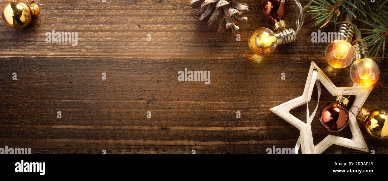 Buon Natale e felice anno nuovo biglietti d'auguri o sfondo banner, decoro piatto con albero di Natale in stile retrò. Foto Stock