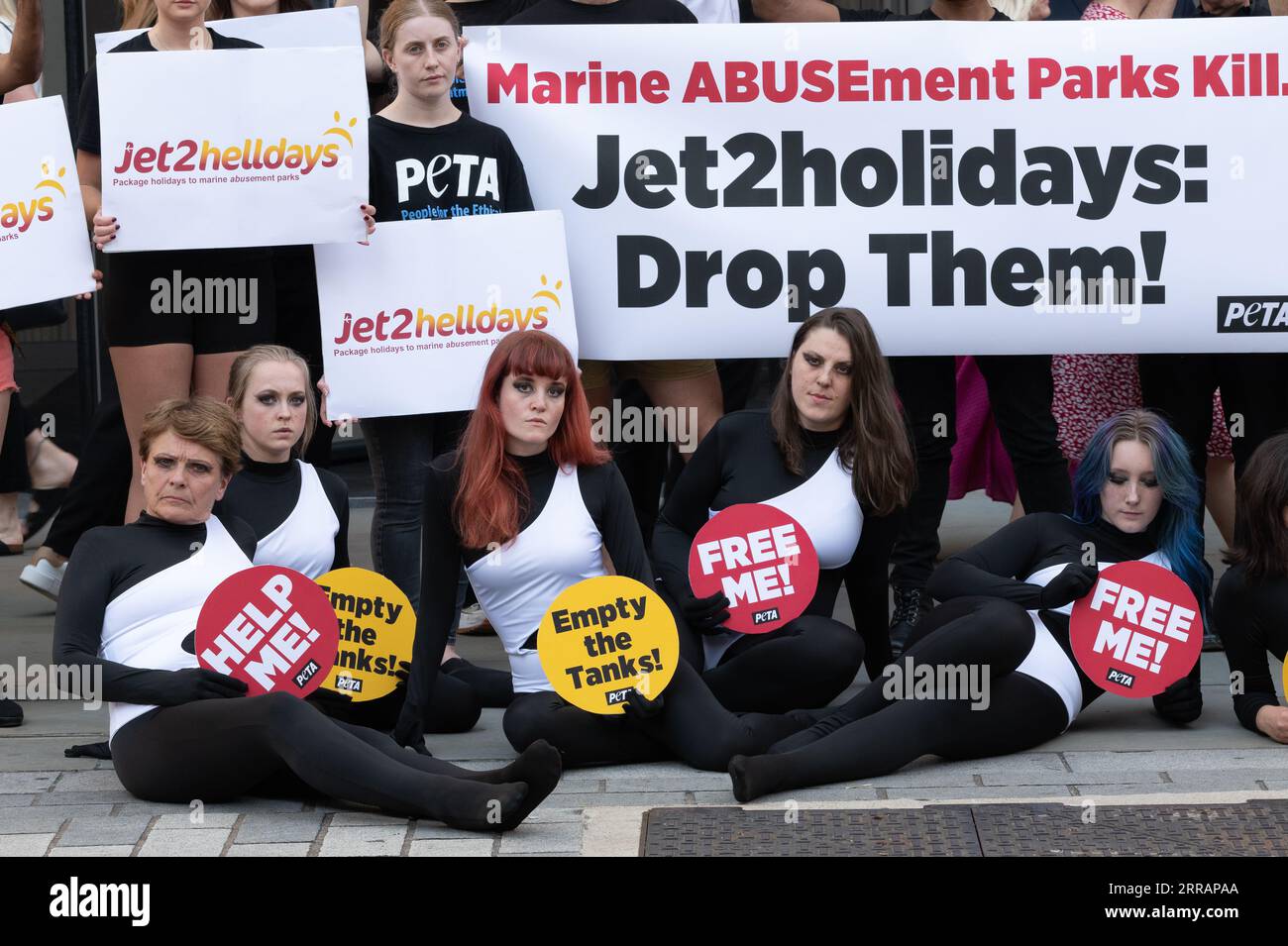 Londra, Regno Unito. 7 settembre 2023. People for the Ethical Treatment of Animals (PETA) protestano contro l'Assemblea generale annuale di Jet2 Holidays, invitandoli a unirsi ad altre compagnie di viaggio e a rimuovere i parchi marini con balene e delfini in cattività dai suoi pacchetti vacanze. Crediti: Ron Fassbender/Alamy Live News Foto Stock