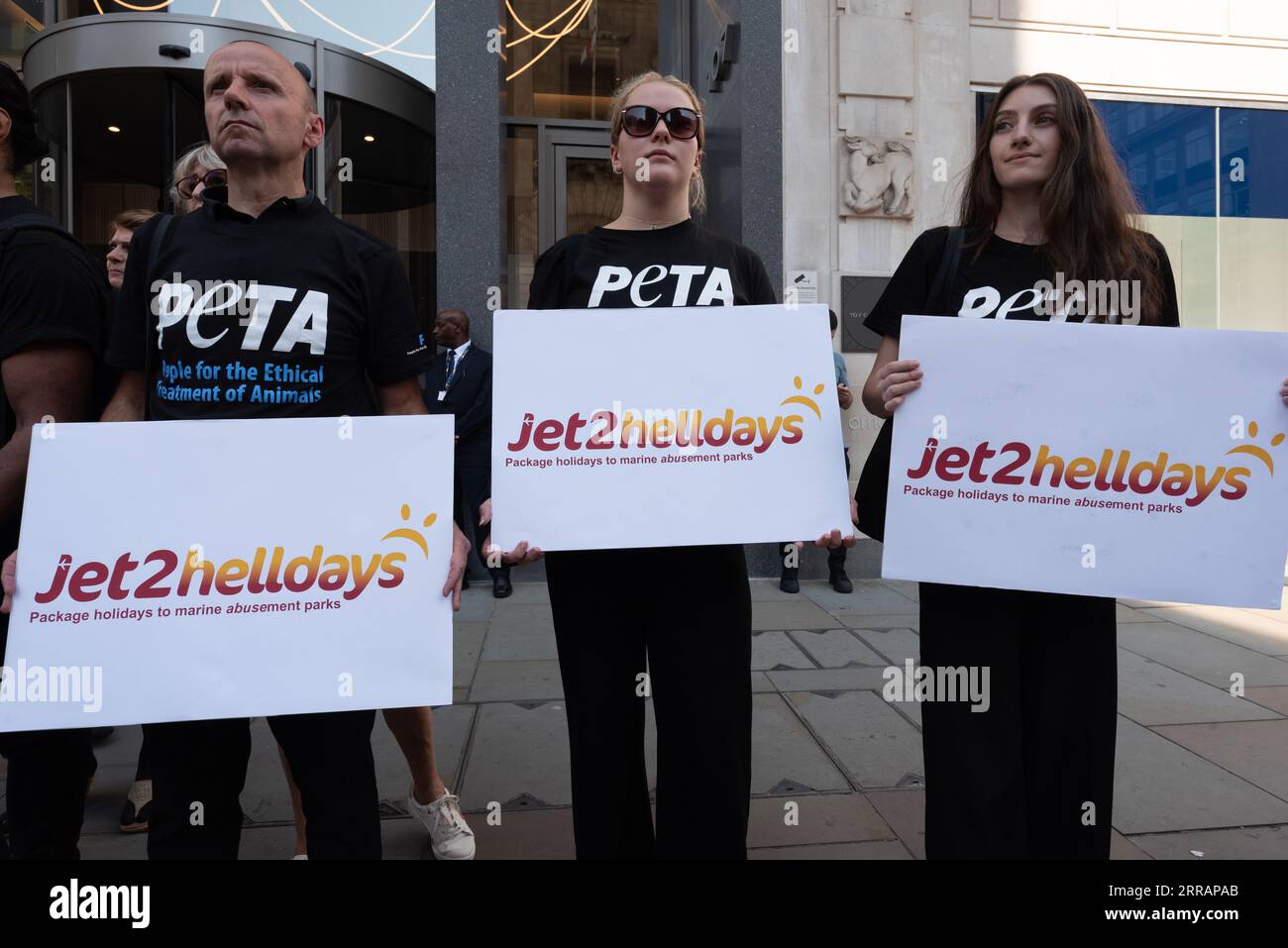 Londra, Regno Unito. 7 settembre 2023. People for the Ethical Treatment of Animals (PETA) protestano contro l'Assemblea generale annuale di Jet2 Holidays, invitandoli a unirsi ad altre compagnie di viaggio e a rimuovere i parchi marini con balene e delfini in cattività dai suoi pacchetti vacanze. Crediti: Ron Fassbender/Alamy Live News Foto Stock