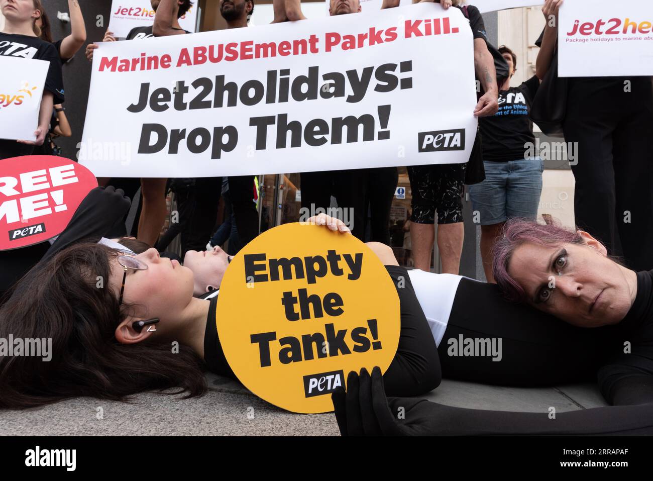 Londra, Regno Unito. 7 settembre 2023. People for the Ethical Treatment of Animals (PETA) protestano contro l'Assemblea generale annuale di Jet2 Holidays, invitandoli a unirsi ad altre compagnie di viaggio e a rimuovere i parchi marini con balene e delfini in cattività dai suoi pacchetti vacanze. Crediti: Ron Fassbender/Alamy Live News Foto Stock