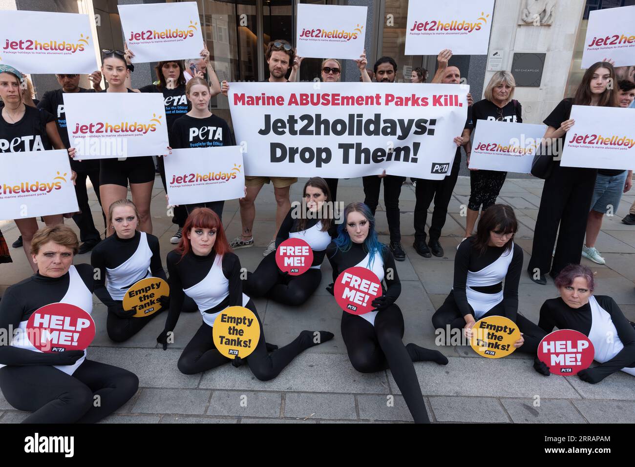 Londra, Regno Unito. 7 settembre 2023. People for the Ethical Treatment of Animals (PETA) protestano contro l'Assemblea generale annuale di Jet2 Holidays, invitandoli a unirsi ad altre compagnie di viaggio e a rimuovere i parchi marini con balene e delfini in cattività dai suoi pacchetti vacanze. Crediti: Ron Fassbender/Alamy Live News Foto Stock