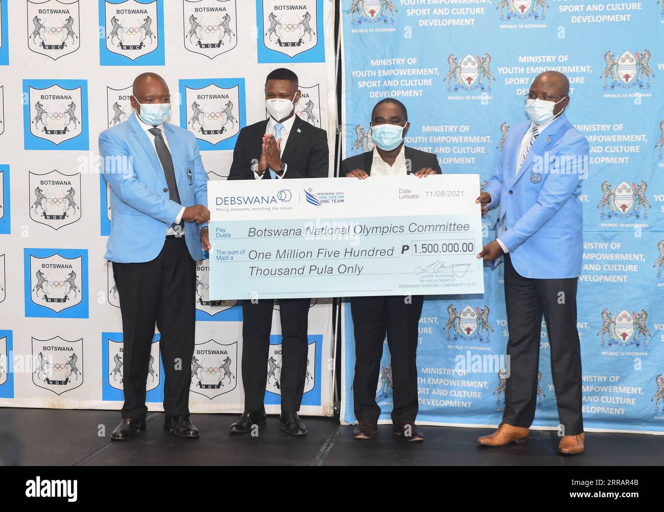 210814 -- GABORONE, 14 agosto 2021 -- Marumo Morule, presidente delle commissioni nazionali dello sport del Botswana, Tumiso Rakgare, Ministro dell'empowerment giovanile, dello sport e dello sviluppo culturale, Bakani Motlhabani, responsabile dei servizi tecnici di Debswana, e Botsang Tshenyego, presidente del Comitato Olimpico Nazionale del Botswana, da L a R posa per le foto durante una cerimonia per premiare la squadra del Botswana ai Giochi Olimpici di Tokyo 2020 a Gaborone, Botswana, il 12 agosto 2021. La staffetta 4x400 m del Botswana ha vinto una medaglia di bronzo a Tokyo, seconda medaglia nazionale ai Giochi Olimpici. Foto di /Xinhua SPBOTSWANA-GABOR Foto Stock