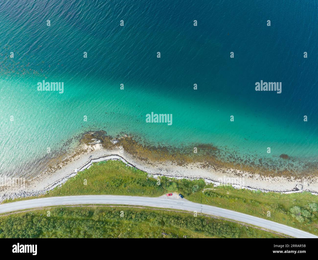 Foto aerea dall'alto verso il basso di una spiaggia rocciosa sull'isola di Lofoten di Andoya Foto Stock