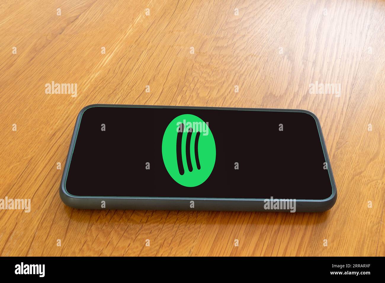 Londra, Regno Unito, 5 settembre 2023: Un telefono cellulare su un tavolo di legno che mostra il logo del servizio di streaming Spotify Foto Stock