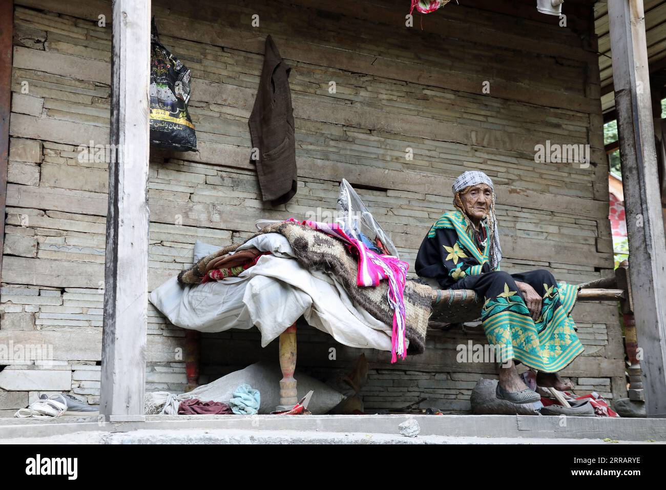 Anziana donna Kalash in Pakistan Foto Stock