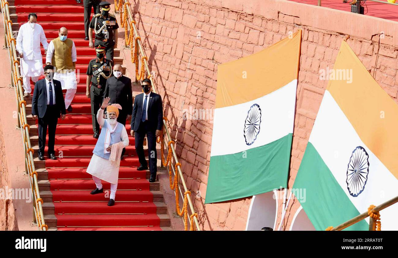 210815 -- NUOVA DELHI, 15 agosto 2021 -- il primo ministro indiano Narendra modi ondata alla folla al forte Rosso durante le celebrazioni del giorno dell'indipendenza dell'India a Delhi, India, 15 agosto 2021. Via Xinhua INDIA-CELEBRAZIONI DEL GIORNO DELL'INDIPENDENZA PIB PUBLICATIONxNOTxINxCHN Foto Stock