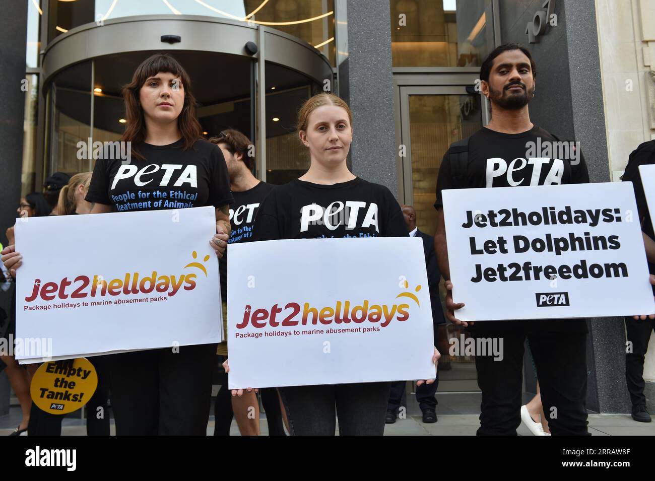 Londra, Inghilterra, Regno Unito. 7 settembre 2023. Alla riunione annuale di Jet2, i manifestanti stanno evidenziando le preoccupazioni dei parchi marini. PETA esorta Jet2holidays a riconsiderare il loro supporto nella loro campagna di un anno. Nonostante la pressione, Jet2holidays continua a sostenere questi luoghi. (Immagine di credito: © Thomas Krych/ZUMA Press Wire) SOLO USO EDITORIALE! Non per USO commerciale! Foto Stock