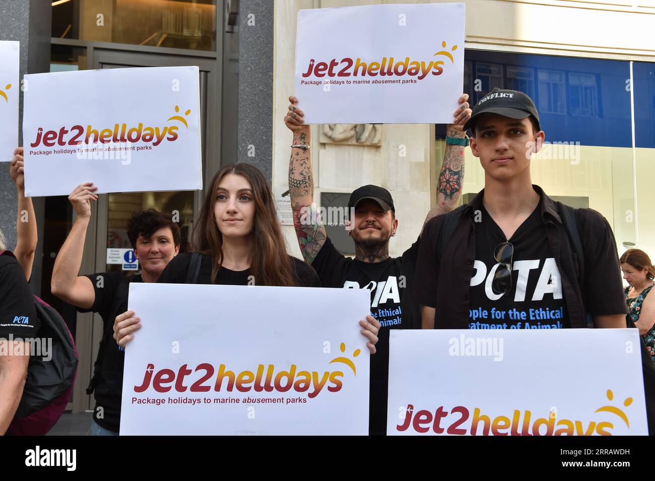 Londra, Inghilterra, Regno Unito. 7 settembre 2023. Alla riunione annuale di Jet2, i manifestanti stanno evidenziando le preoccupazioni dei parchi marini. PETA esorta Jet2holidays a riconsiderare il loro supporto nella loro campagna di un anno. Nonostante la pressione, Jet2holidays continua a sostenere questi luoghi. (Immagine di credito: © Thomas Krych/ZUMA Press Wire) SOLO USO EDITORIALE! Non per USO commerciale! Foto Stock