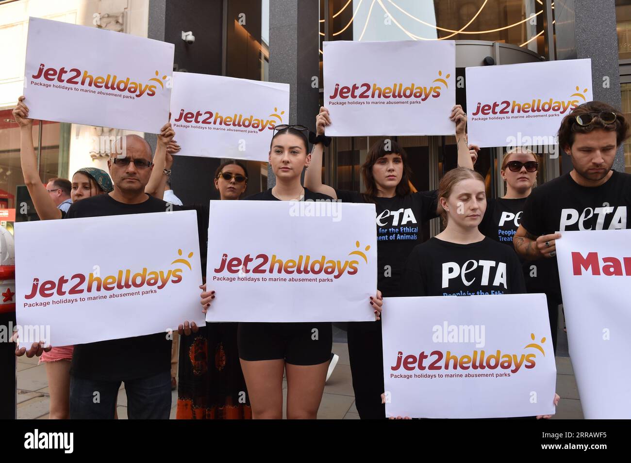 Londra, Inghilterra, Regno Unito. 7 settembre 2023. Alla riunione annuale di Jet2, i manifestanti stanno evidenziando le preoccupazioni sui parchi marini. I sostenitori di PETA vogliono che Jet2holidays riconsideri il loro sostegno a questi parchi. Questa azione fa parte della campagna PETA in corso, che segna il suo anniversario di un anno. Nonostante la pressione, Jet2holidays promuove e vende ancora i biglietti per questi luoghi. (Immagine di credito: © Thomas Krych/ZUMA Press Wire) SOLO USO EDITORIALE! Non per USO commerciale! Foto Stock