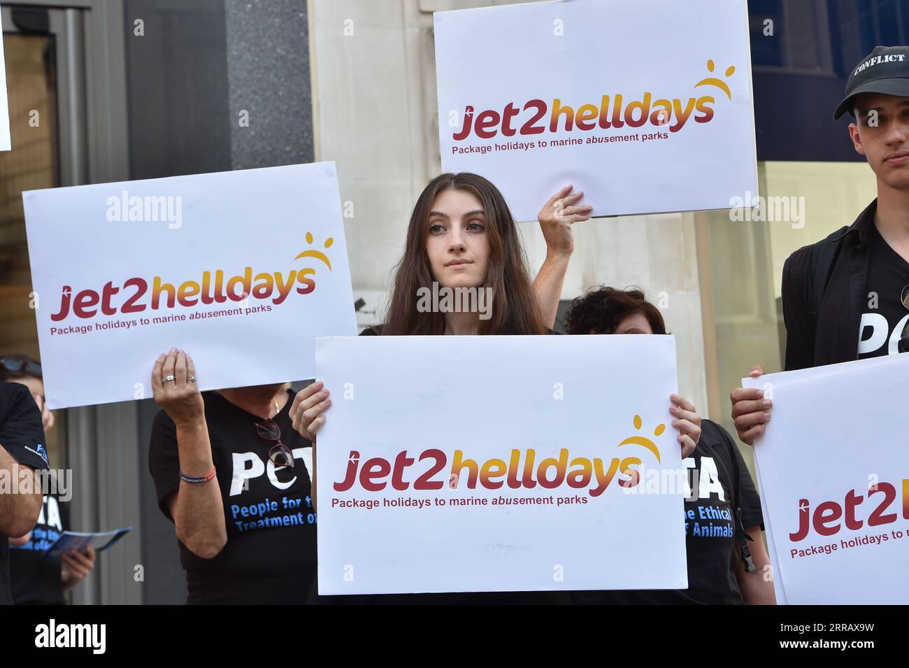 Londra, Inghilterra, Regno Unito. 7 settembre 2023. Alla riunione annuale di Jet2, i manifestanti stanno evidenziando le preoccupazioni dei parchi marini. PETA esorta Jet2holidays a riconsiderare il loro supporto nella loro campagna di un anno. Nonostante la pressione, Jet2holidays continua a sostenere questi luoghi. (Immagine di credito: © Thomas Krych/ZUMA Press Wire) SOLO USO EDITORIALE! Non per USO commerciale! Foto Stock