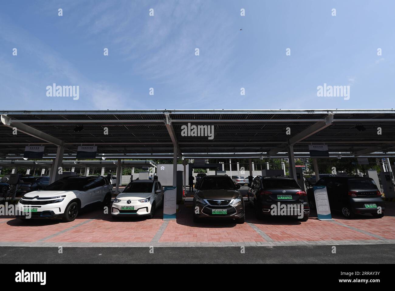 210821 -- TIANJIN, 21 agosto 2021 -- i veicoli a nuova energia sono addebitati al Jinmenhu New Energy Vehicle Integrated Service Center nel nord della Cina a Tianjin, 18 agosto 2021. Recentemente è stato messo in uso il Jinmenhu New Energy Vehicle Integrated Service Center. Con un totale di 852 pannelli fotovoltaici posti sul tetto dell'edificio, il centro di assistenza dispone di 71 banchi di ricarica, che offrono cinque modalità di ricarica. La Cina, il più grande mercato automobilistico del mondo, ha visto la sua nuova industria dei veicoli energetici entrare nella corsia di sorpasso, alimentata dalla strategia a basse emissioni di carbonio del paese e dalla crescente domanda. CINA-TIANJIN-NUOVO VEICOLO ENERGETICO- Foto Stock