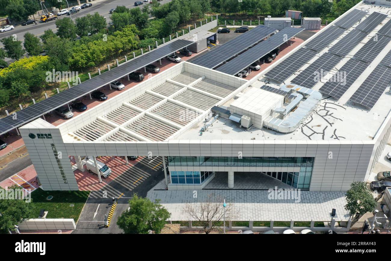 210821 -- TIANJIN, 21 agosto 2021 -- foto aerea scattata il 18 agosto 2021 mostra una vista del Jinmenhu New Energy Vehicle Integrated Service Center a Tianjin, nella Cina settentrionale. Recentemente è stato messo in uso il Jinmenhu New Energy Vehicle Integrated Service Center. Con un totale di 852 pannelli fotovoltaici posti sul tetto dell'edificio, il centro di assistenza dispone di 71 banchi di ricarica, che offrono cinque modalità di ricarica. La Cina, il più grande mercato automobilistico del mondo, ha visto la sua nuova industria dei veicoli energetici entrare nella corsia di sorpasso, alimentata dalla strategia a basse emissioni di carbonio del paese e dalla crescente domanda. CHINA-TIANJIN-NEW ENERGY VEHICL Foto Stock
