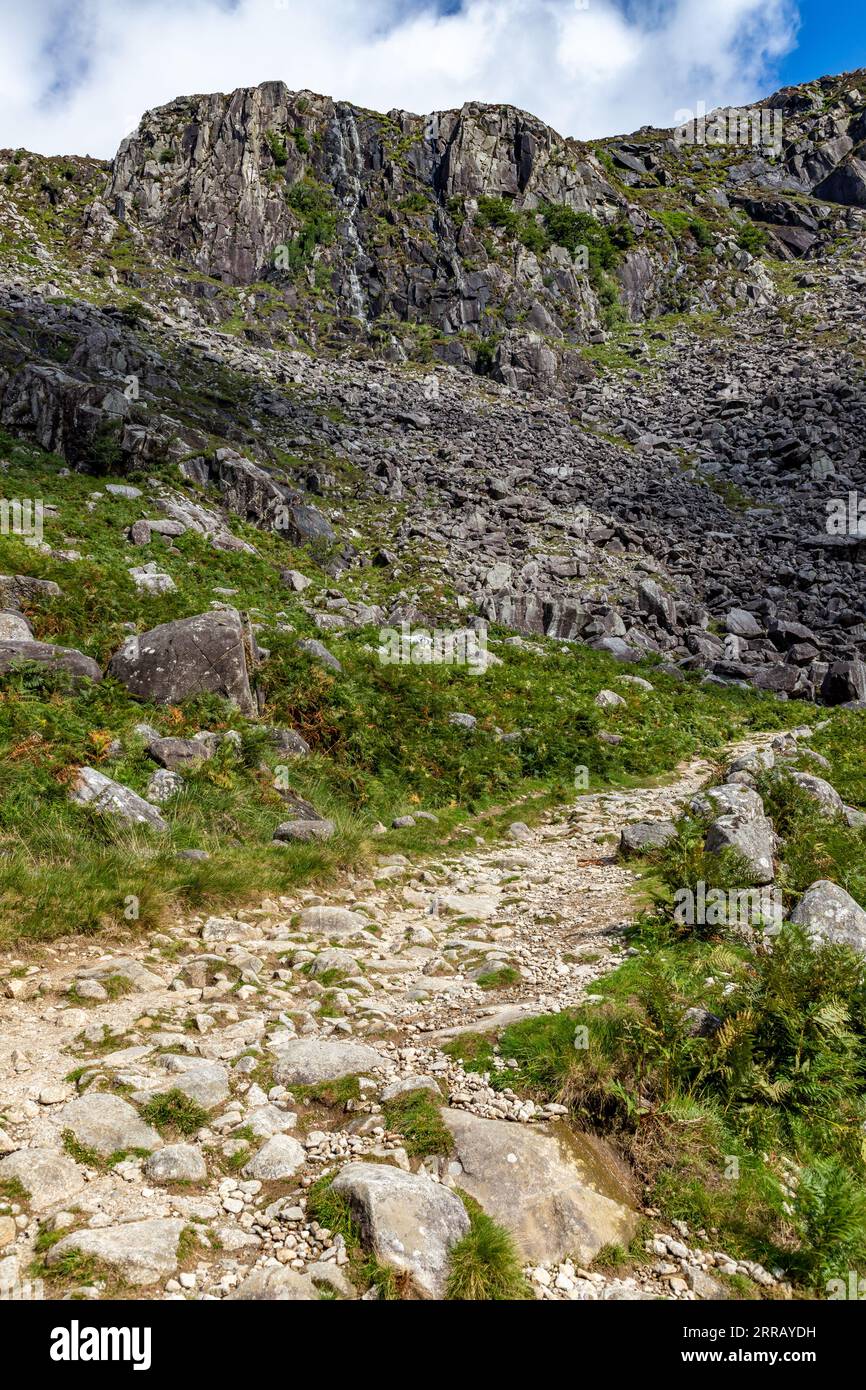 Cascata e montagna rocciosa nelle montagne di Wicklow, Wicklow, Irlanda Foto Stock