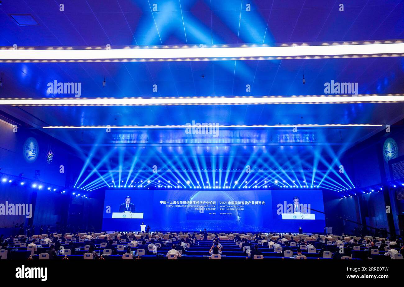 210823 -- CHONGQING, 23 agosto 2021 -- foto scattata il 23 agosto 2021 mostra la cerimonia di apertura della Smart China Expo a Chongqing, nel sud-ovest della Cina. Lo Smart China Expo 2021 ha aperto lunedì a Chongqing, con oltre 600 aziende che partecipano alla fiera online e offline. CHINA-CHONGQING-SMART CHINA EXPO CN LIUXCHAN PUBLICATIONXNOTXINXCHN Foto Stock