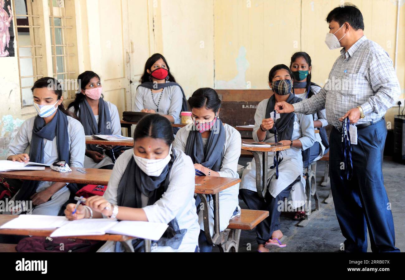 210823 -- BANGALORE, 23 agosto 2021 -- gli studenti di una scuola governativa frequentano una classe il primo giorno di riapertura per il nono e decimo standard e le classi secondarie superiori, con una capacità di posti a sedere del 50%, a Bangalore, India, il 23 agosto 2021. Queste scuole erano state chiuse per 18 mesi a causa della pandemia di COVID-19. Str/ INDIA-BANGALORE-COVID-19-SCHOOLS-RIAPERTURA Xinhua PUBLICATIONxNOTxINxCHN Foto Stock