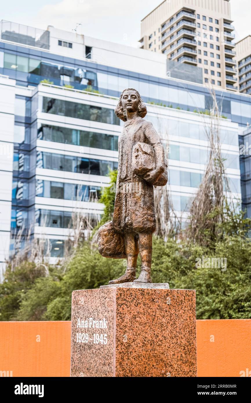 Buenos Aires, Argentina - 9 giugno 2023: Statua di Anna Frank. La statua è una replica di quella esistente nella città di Amsterdam, realizzata dall'ar Foto Stock