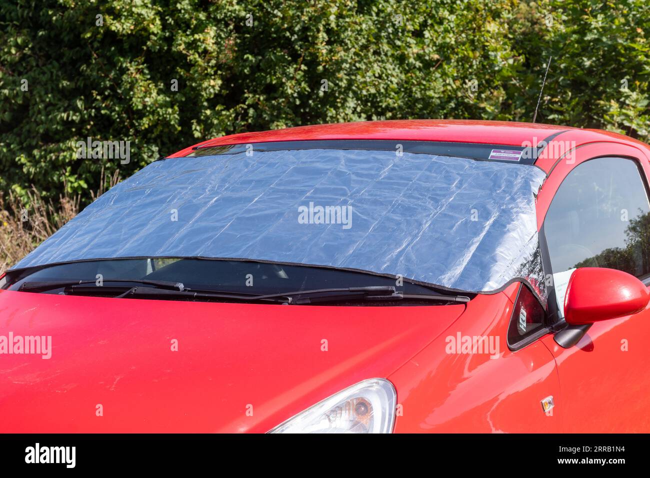 Parasole per auto o parasole che ricopre il parabrezza in una calda giornata di sole, Regno Unito Foto Stock