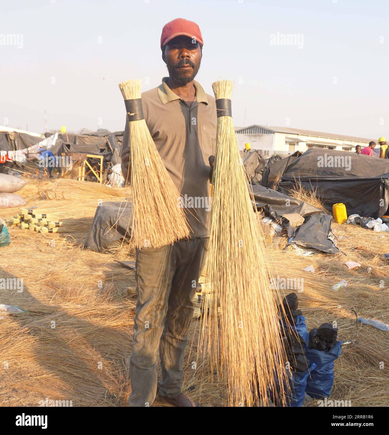 210825 -- LUSAKA, ago. 25, 2021 -- Kabunda Mwata, specializzata nella fabbricazione di scope a base di erba selvatica, posa per una foto a Lusaka, Zambia, il 20 agosto 2021. Nelle aree urbane dello Zambia, le scope fatte con erba selvatica sono popolari perché non solo sono accessibili, ma servono anche a ricordare agli individui le loro tradizioni e la loro cultura. A tal fine, un certo numero di abitanti delle zone rurali si è da tempo impegnato nella vendita di varietà di erba selvatica che gli artigiani utilizzano per la fabbricazione di scope e per la copertura. Foto di /Xinhua TO GO WITH Feature: Erba selvatica che sostiene i mezzi di sostentamento nella campagna dello ZAMBIA ZAMBIA-WILD GRASS-BU Foto Stock