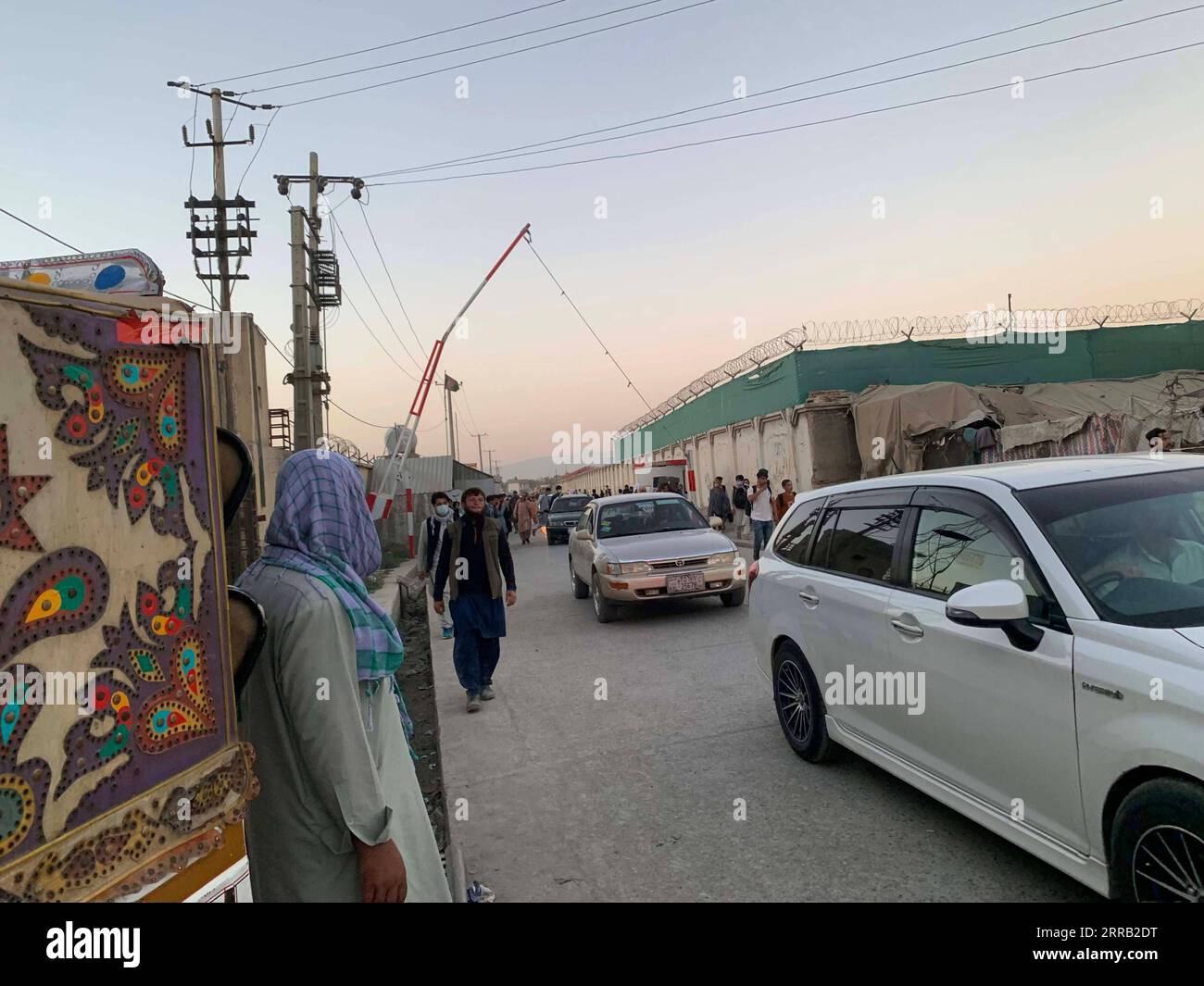 210827 -- KABUL, 27 agosto 2021 -- le persone scappano dal sito dell'esplosione vicino all'aeroporto di Kabul in Afghanistan, 26 agosto 2021. Il bilancio delle vittime degli attacchi all'aeroporto di Kabul di giovedì è salito almeno a 103. Str/ AFGHANISTAN-KABUL-AEROPORTO-VITTIME xinhua PUBLICATIONxNOTxINxCHN Foto Stock