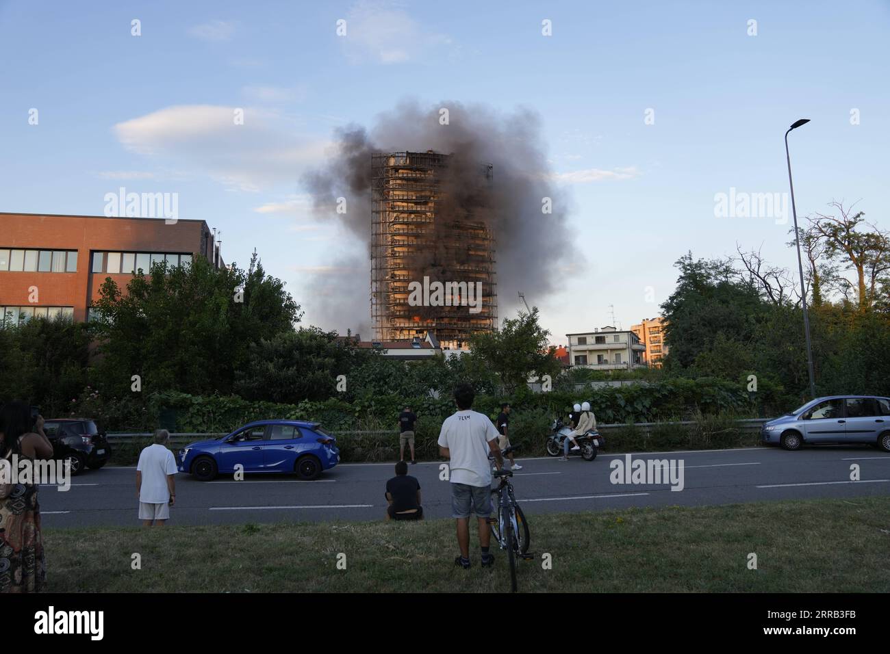 Bilder des Jahres 2021, News 08 August News Themen der Woche KW34 News Bilder des Tages 210829 -- MILANO ITALIA, 29 agosto 2021 -- la gente guarda un edificio devastato da un incendio a Milano, Italia, il 29 agosto 2021. Un incendio è scoppiato nell'edificio a più piani qui domenica, hanno riferito i media locali. ITALIA-MILANO-EDIFICIO-INCENDIO Xinhua PUBLICATIONxNOTxINxCHN Foto Stock