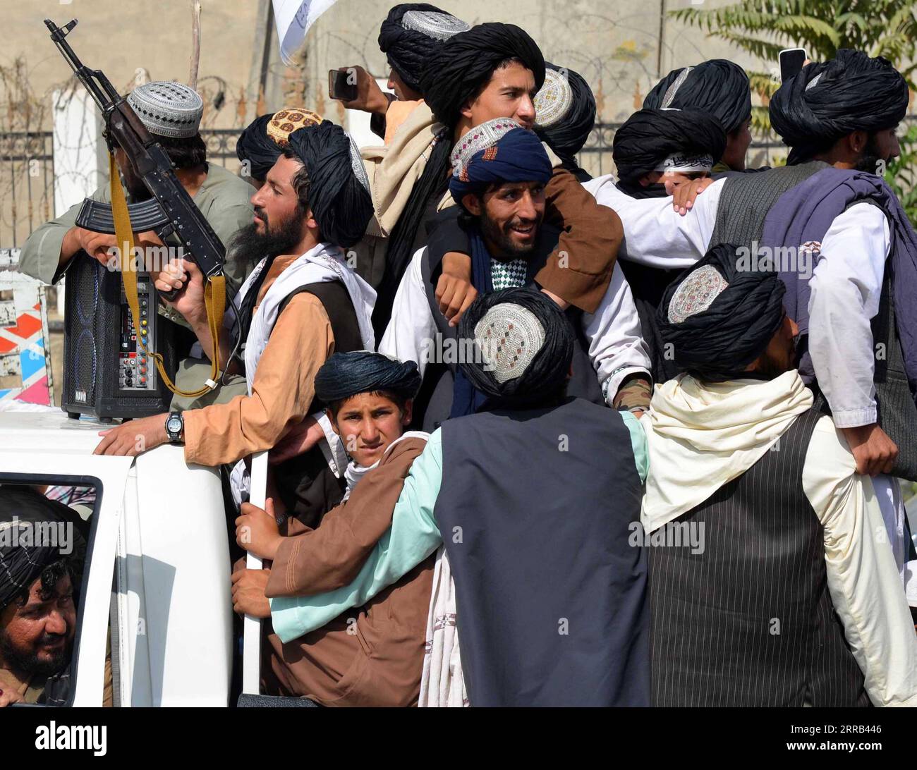 210831 -- KANDAHAR, 31 agosto 2021 -- la gente è vista su una strada nella città di Kandahar, Afghanistan meridionale, 31 agosto 2021. I talebani hanno accolto con favore il ritiro degli Stati Uniti dall'Afghanistan all'inizio di martedì dopo che le ultime truppe statunitensi hanno lasciato l'aeroporto di Kabul, ponendo fine a una guerra d'invasione di 20 anni nel paese asiatico. Foto di /Xinhua AFGHANISTAN-KANDAHAR-U.S. RITIRO SanaullahxSeiam PUBLICATIONxNOTxINxCHN Foto Stock