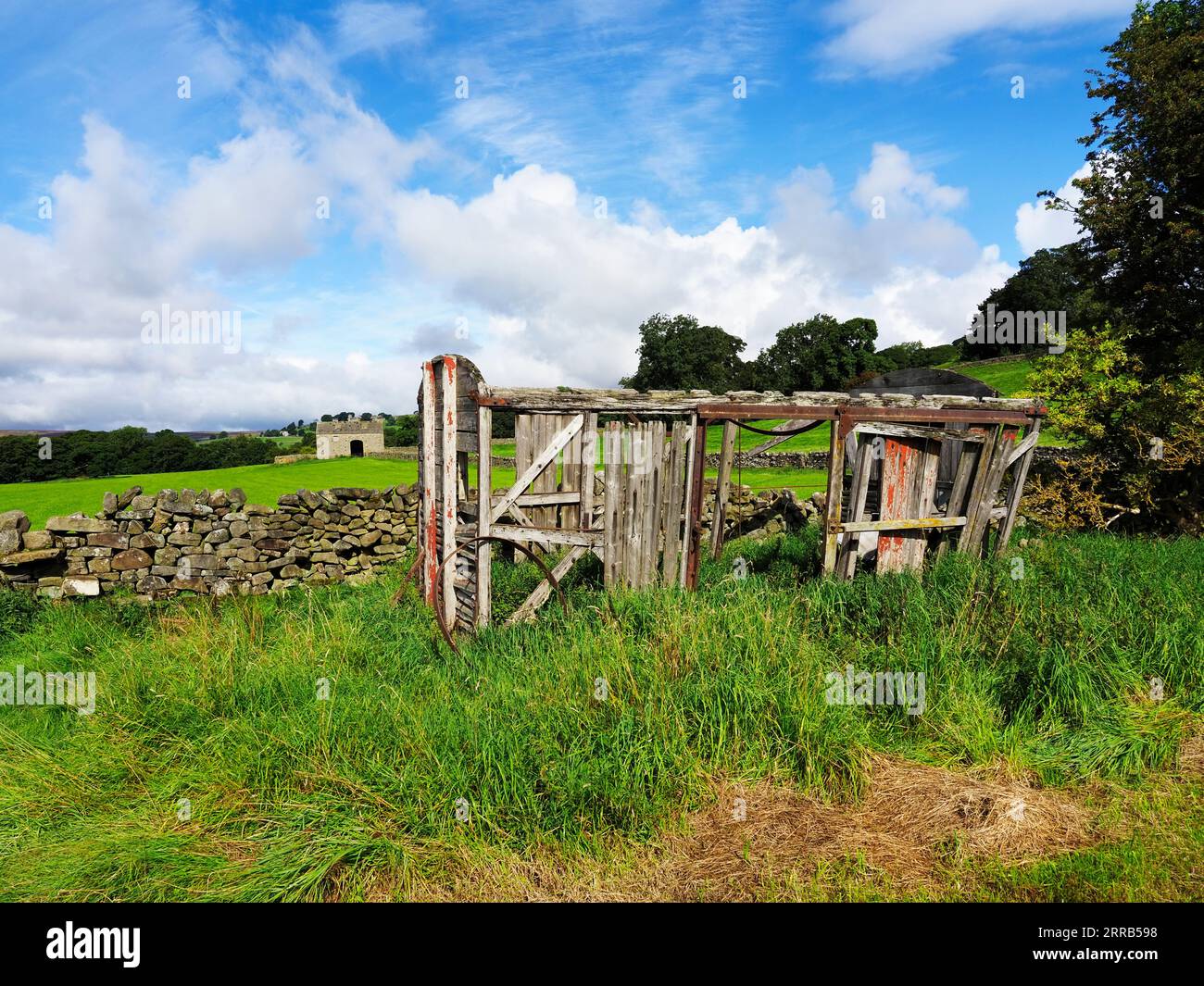 Resti di un vagone ferroviario lungo la Nidderdale Way vicino a Lofthouse Nidderdale AONB North Yorkshire Inghilterra Foto Stock