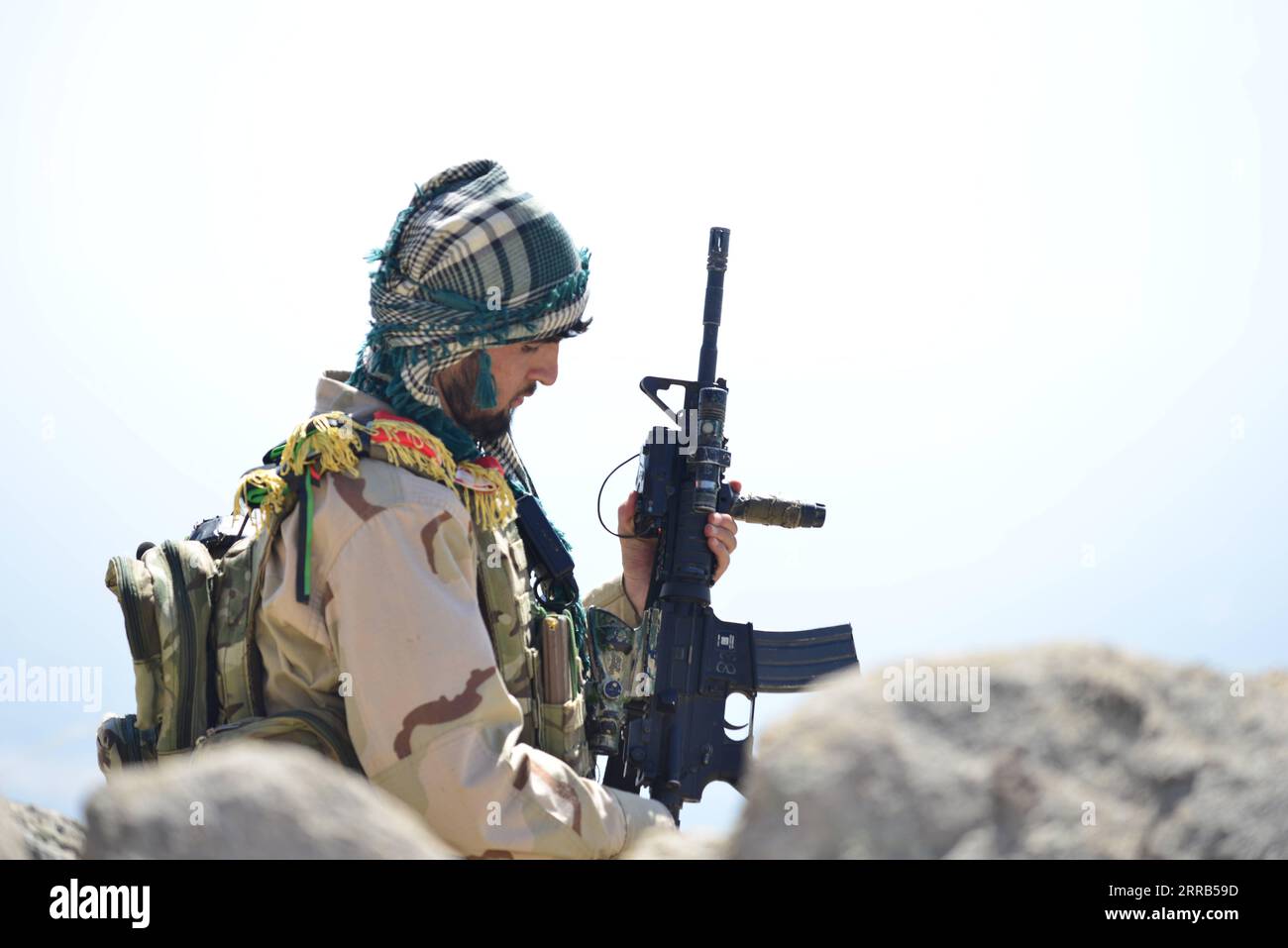 210901 -- ANABA AFGHANISTAN, 1 settembre 2021 -- un combattente afghano anti-talebano è visto su una collina nel distretto di Anaba, provincia di Panjshir, Afghanistan, il 1 settembre 2021. Un alto leader talibano Mullah Amir Khan Mutaqi ha sottolineato la necessità di una soluzione pacifica dello stallo nella provincia di Panjshir, esortando il popolo di Panjshir a contribuire a stabilizzare la pace e la sicurezza nel paese. Panjshir è l'unica provincia tra le 34 province afghane che è rimasta fuori dal controllo dei talebani dopo la caduta delle principali città, tra cui la capitale Kabul. Foto di /Xinhua AFGHANISTAN-PANJSHIR-ANABA-STANDOFF Arman PUBLICA Foto Stock