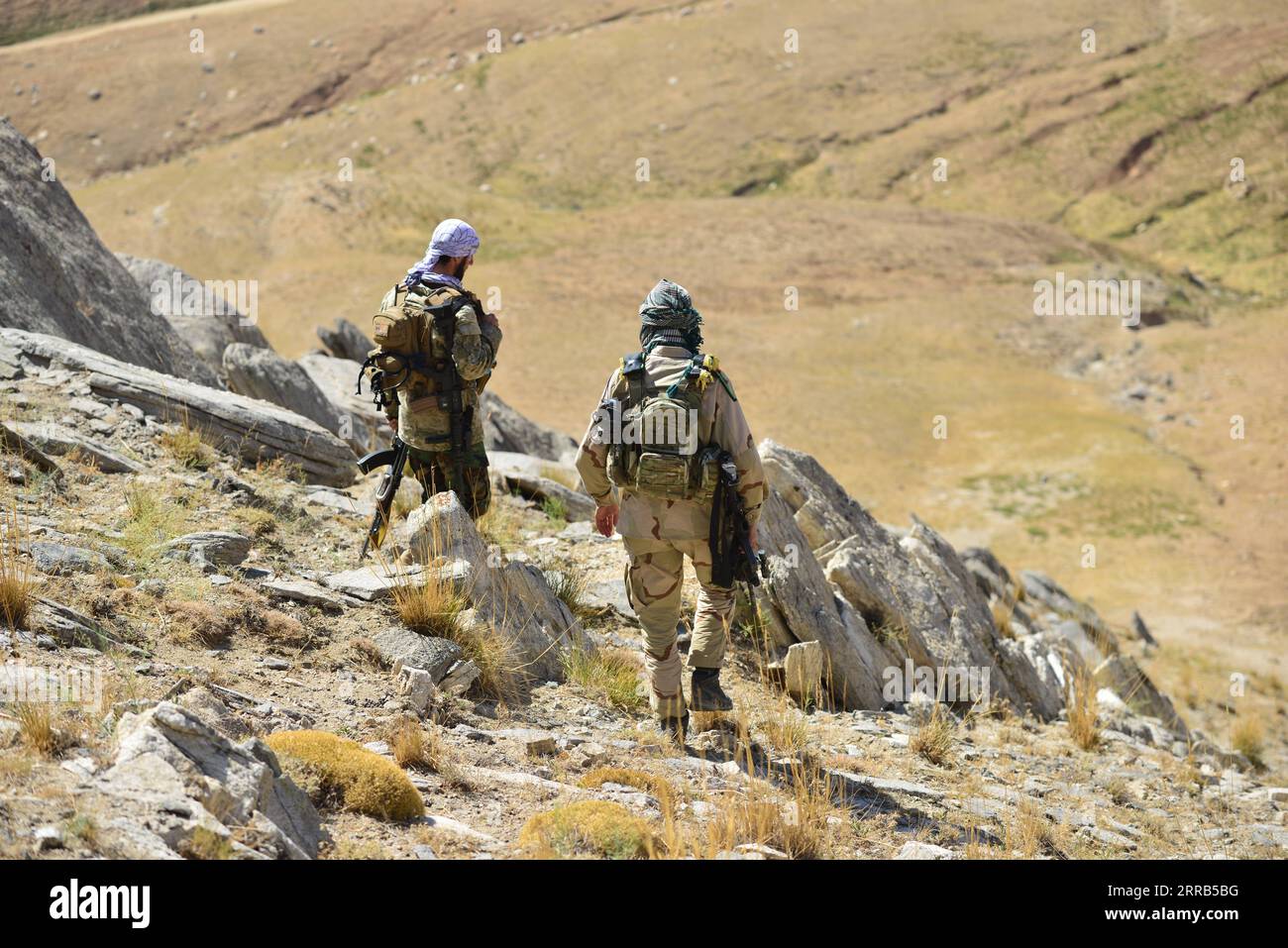 210901 -- ANABA AFGHANISTAN, 1 settembre 2021 -- pattuglia di combattenti anti-talebani afghani nel distretto di Anaba, provincia di Panjshir, Afghanistan, 1 settembre 2021. Un alto leader talibano Mullah Amir Khan Mutaqi ha sottolineato la necessità di una soluzione pacifica dello stallo nella provincia di Panjshir, esortando il popolo di Panjshir a contribuire a stabilizzare la pace e la sicurezza nel paese. Panjshir è l'unica provincia tra le 34 province afghane che è rimasta fuori dal controllo dei talebani dopo la caduta delle principali città, tra cui la capitale Kabul. Foto di /Xinhua AFGHANISTAN-PANJSHIR-ANABA-STANDOFF Arman PUBLICATIONxNOTxINxCHN Foto Stock