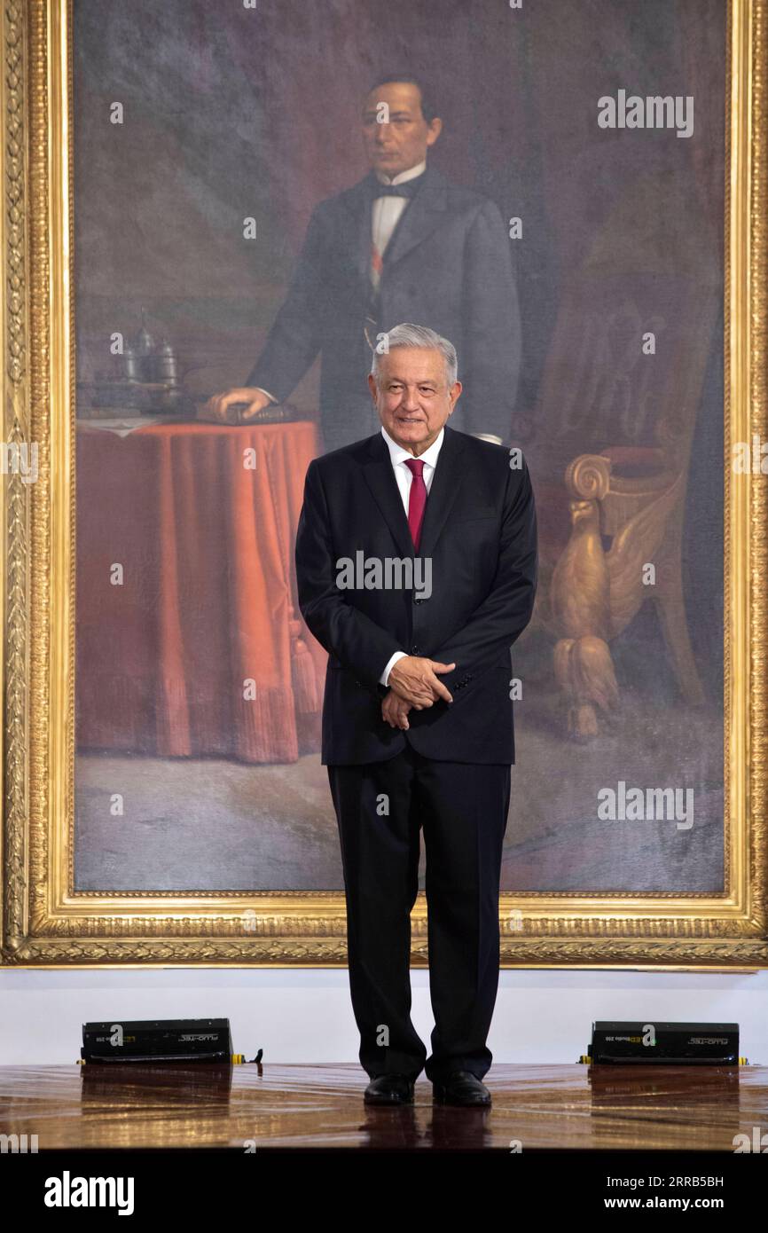 210902 -- CITTÀ DEL MESSICO, 2 settembre 2021 -- il presidente messicano Andres Manuel Lopez Obrador preoares per consegnare il suo terzo discorso al Palazzo Nazionale di città del Messico, capitale del Messico, il 1 settembre 2021. Molti esperti prevedono che l'economia messicana crescerà di circa il 6% nel 2021, mentre la produttività post-pandemia aumenta e la vaccinazione contro la COVID-19 compie progressi, ha detto mercoledì il presidente Andres Manuel Lopez Obrador. Str/Xinhua MESSICO-CITTÀ DEL MESSICO-LOPEZ OBRADOR-STATO DELLA NAZIONE INDIRIZZO e Str PUBLICATIONxNOTxINxCHN Foto Stock