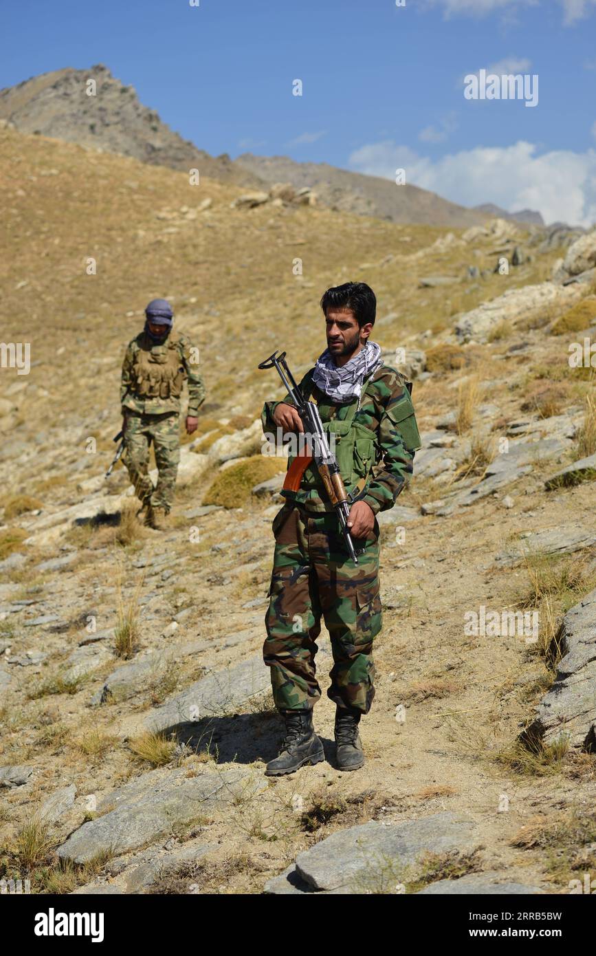 210901 -- ANABA AFGHANISTAN, 1 settembre 2021 -- pattuglia di combattenti anti-talebani afghani nel distretto di Anaba, provincia di Panjshir, Afghanistan, 1 settembre 2021. Un alto leader talibano Mullah Amir Khan Mutaqi ha sottolineato la necessità di una soluzione pacifica dello stallo nella provincia di Panjshir, esortando il popolo di Panjshir a contribuire a stabilizzare la pace e la sicurezza nel paese. Panjshir è l'unica provincia tra le 34 province afghane che è rimasta fuori dal controllo dei talebani dopo la caduta delle principali città, tra cui la capitale Kabul. Foto di /Xinhua AFGHANISTAN-PANJSHIR-ANABA-STANDOFF Arman PUBLICATIONxNOTxINxCHN Foto Stock