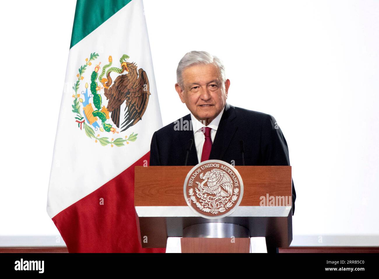 210902 -- CITTÀ DEL MESSICO, 2 settembre 2021 -- il presidente messicano Andres Manuel Lopez Obrador consegna l'indirizzo dello stato della nazione al Palazzo Nazionale di città del Messico, capitale del Messico, il 1 settembre 2021. Molti esperti prevedono che l'economia messicana crescerà di circa il 6% nel 2021, mentre la produttività post-pandemia aumenta e la vaccinazione contro la COVID-19 compie progressi, ha detto mercoledì il presidente Andres Manuel Lopez Obrador. Str/Xinhua MESSICO-CITTÀ DEL MESSICO-LOPEZ OBRADOR-STATO DELLA NAZIONE INDIRIZZO e Str PUBLICATIONxNOTxINxCHN Foto Stock