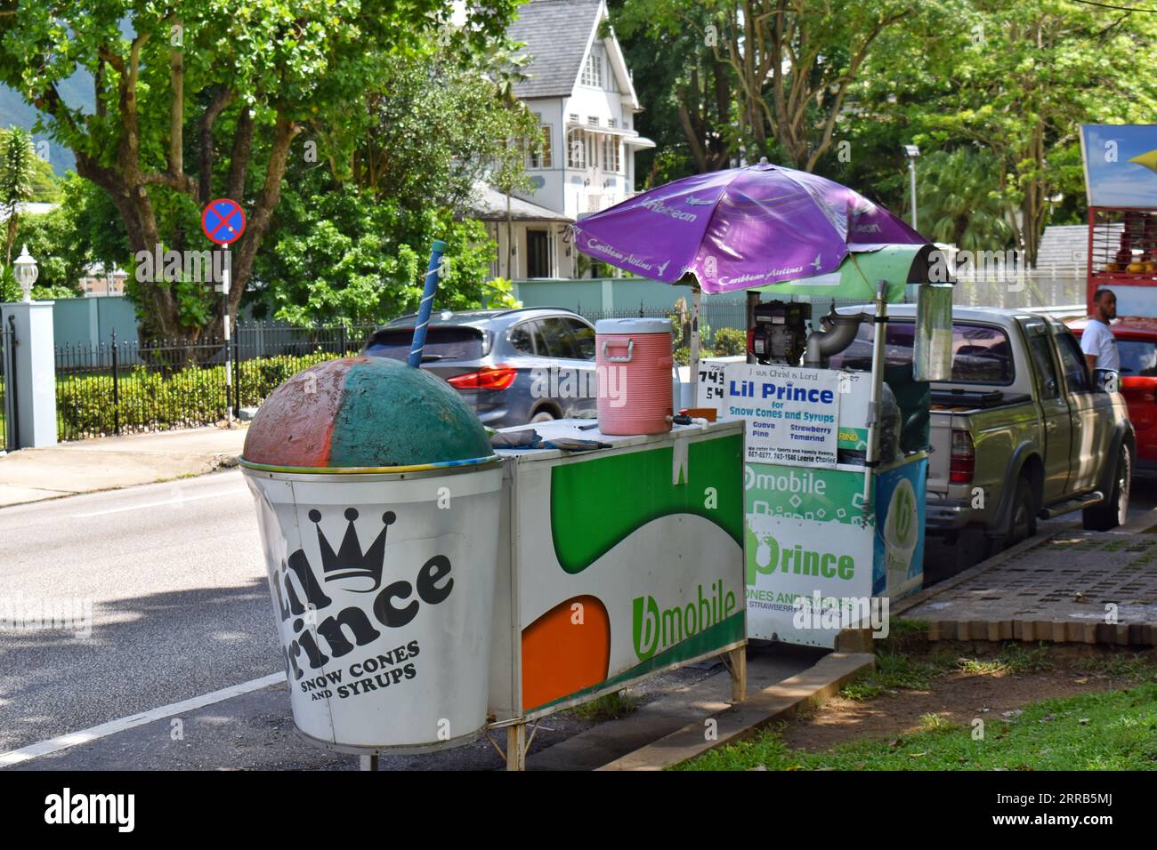 Porto di Spagna, Trinidad e Tobago - 8 agosto 2023 - Un cono sno o un carretto da neve al Queen's Park Savannah. Foto Stock