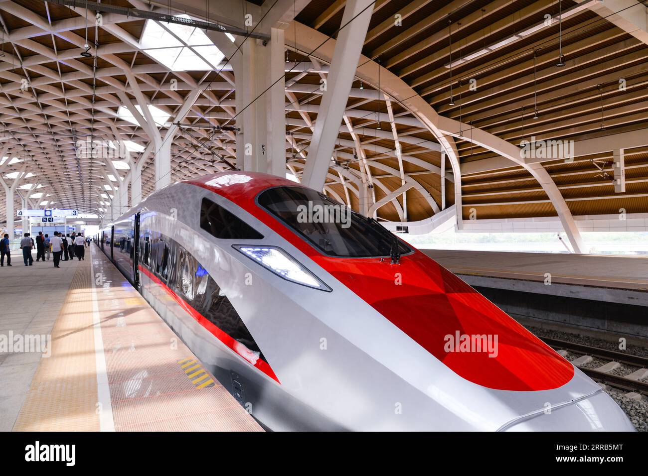 Giacarta, Indonesia. 4 settembre 2023. Un treno elettrico multiplo ad alta velocità (EMU) per la Jakarta-Bandung High-Speed Railway ferma alla stazione di Halim a Jakarta, Indonesia, 4 settembre 2023. Crediti: Xu Qin/Xinhua/Alamy Live News Foto Stock