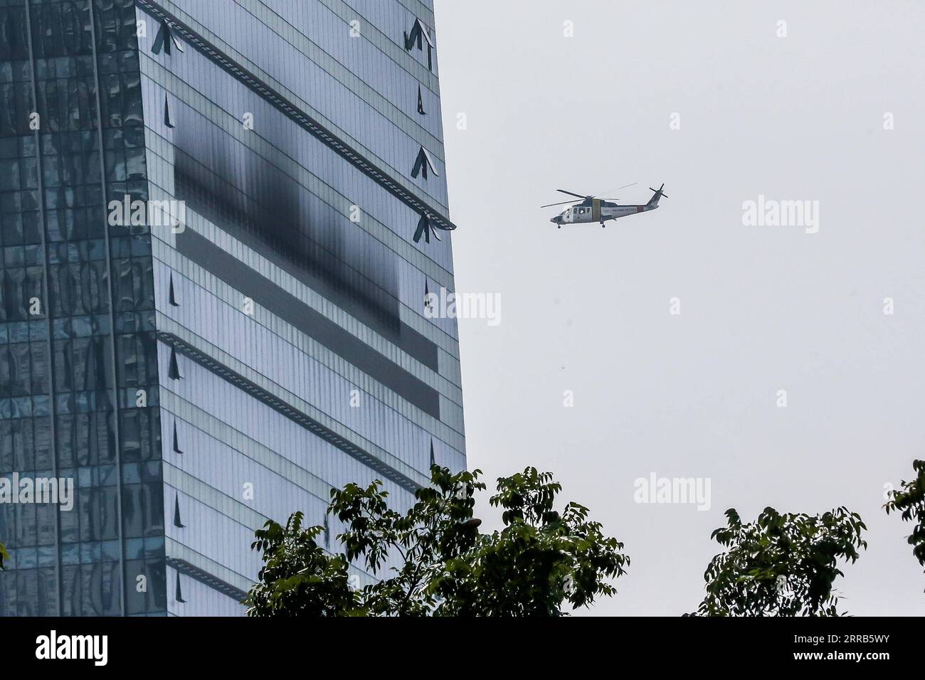 Philippinen, Hochhaus-Brand im Mega Tower a Mandaluyong City 210902 -- MANDALUYONG CITY, 2 settembre 2021 -- Un elicottero di salvataggio della Philippine Air Force PAF vola oltre le finestre carbonizzate dell'edificio residenziale della Mega Tower dopo un incendio nella città di Mandaluyong, nelle Filippine, 2 settembre 2021. Dieci persone sono state salvate da un incendio che ha colpito l'edificio residenziale della Mega Tower, una persona è stata segnalata ferita. FILIPPINE-MANDALUYONG CITY-MEGA TOWER-FIRE ROUELLEXUMALI PUBLICATIONXNOTXINXCHN Foto Stock