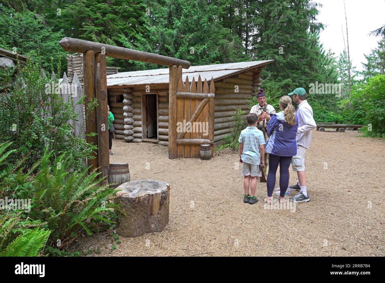 I ranger del parco a Fort Clatsop, sito storico nazionale Lewis e Clark, ad Astoria, Oregon, tengono conferenze ai visitatori sul viaggio alla scoperta e sul luogo Foto Stock