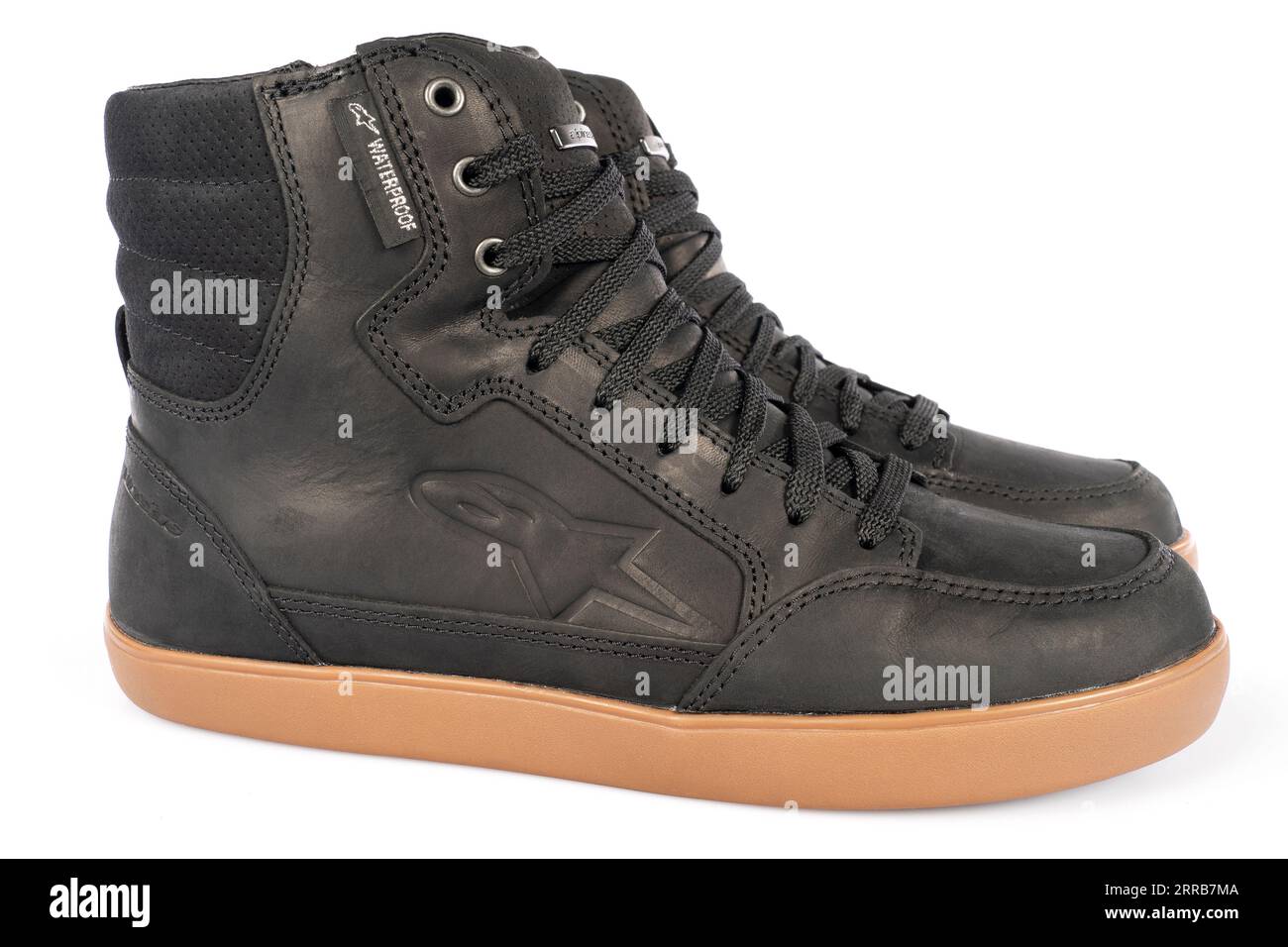 Scarpe impermeabili Alpinestars J-6 in tela nera/gomma isolate su bianco. Fotografia scattata il 4 settembre 2023 in Spagna. Foto Stock